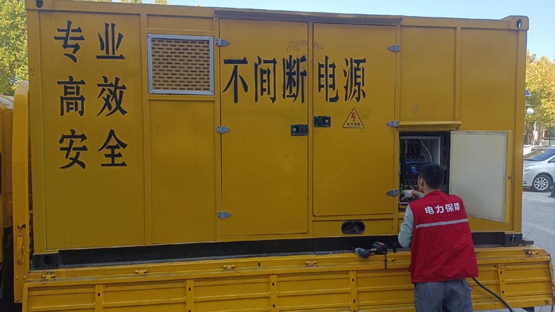 新城街道柴油发电机组和UPS电源配合使用时，如何避免切换过程中的电力中断？
